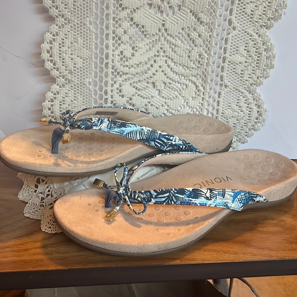 Vionic Sandals Blue and White Palm Leaves size 10